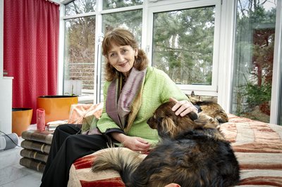 Helga Breuninger mit ihren Hunden. Foto: Martin Storz