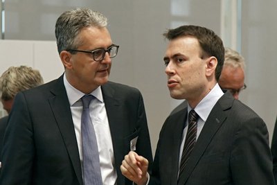 Dietrich Birk (l.), hier mit Nils Schmid im Bild, nahm Übergangsgelder über 140 000 Euro mit. Fotos: Joachim E. Röttgers