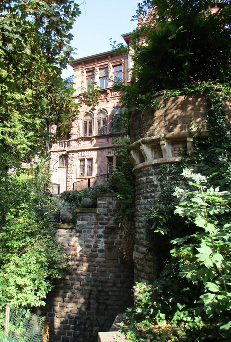 Von außen uneinsichtig, will man auch innerhalb des Gemäuers nichts mitbekommen haben. Foto: Mario Damolin