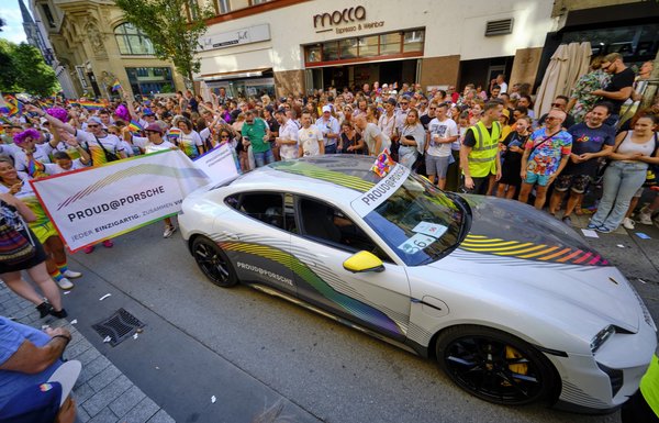 Bei Porsche ist man "proud" unterwegs. Und windschnittig.