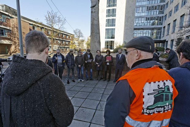 Niedergeschlagen: Pressekonferenz der Nebenklägervertreter vor dem Landgericht.