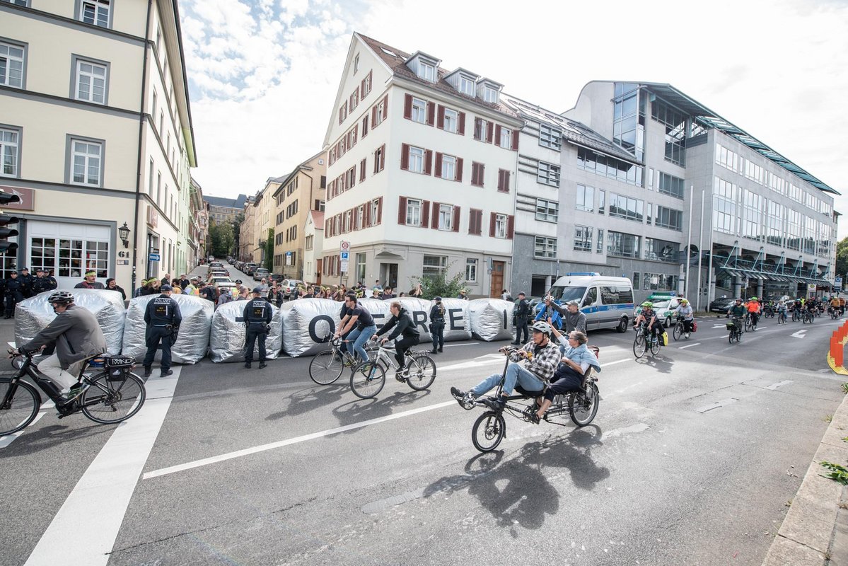 Und auf der B14 lässt die Polizei Autoblockierer einfach passieren! Man werde heute keine Maßnahmen ergreifen, teilt ein Sprecher zur allgemeinen Verwunderung mit. 