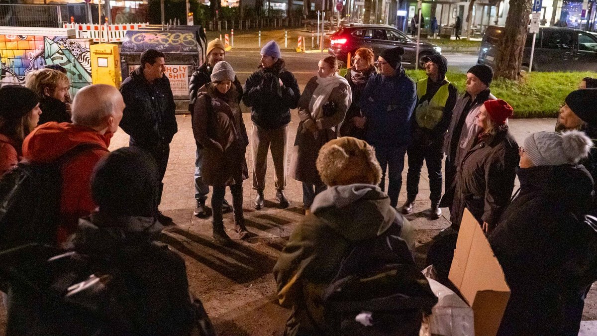 Das Ciizen KanDas Citizen Kane Kollektiv im Dezember 2024 bei einem Stadtrundgang in Stuttgart.e Kollektiv im Dezember 2024 bei einem Stadtrundgang in Stuttgart.