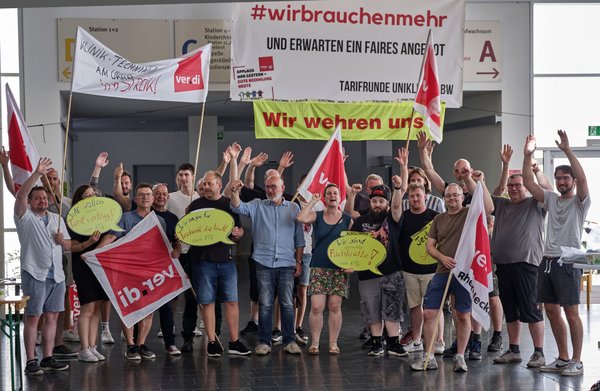 Entweder verhandeln oder Streik. Entweder verhandeln oder Streik.