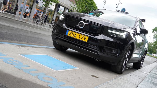 Auf dem blauen Quadrat können in Oslo Taxen kontakt- und kostenlos Strom tanken. Foto: Johanna Henkel-Waidhofer