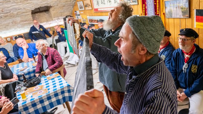 ... angepriesen vom Künstlerduo Armin Subke und Hans Pfrommer. ... angepriesen vom Künstlerduo Armin Subke und Hans Pfrommer.