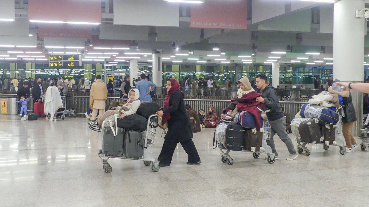 Afghan:innen bei der Ausreise im Flughafen Islamabad, Pakistan, Herbst 2024. Foto: Andreas Linder Afghan:innen bei der Ausreise im Flughafen Islamabad, Pakistan, Herbst 2024. Foto: Andreas Linder