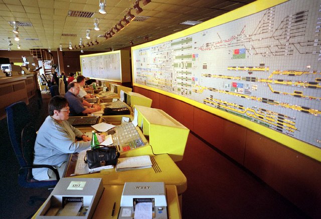 Die Bahn machte mal mobil: Zuletzt präsentierte der bundeseigene Konzern das modernisierte Stuttgarter Stellwerk 1990 der Presse. Heute sind Besucher unerwünscht. Foto: Jo E. Röttgers