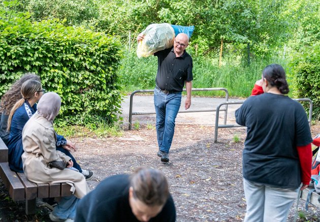 An der Grillstelle hat Zimmerer vor Tagen Brennholz deponiert, regensicher verpackt. An der Grillstelle hat Zimmerer vor Tagen Brennholz deponiert, regensicher verpackt.