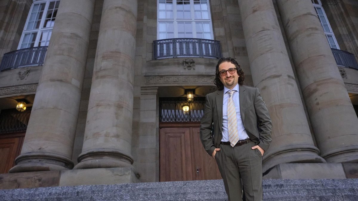 Bald wieder drin? Dirigent Mikhail Agrest vor dem Stuttgarter Opernhaus. Fotos und Montage: Kontext Bald wieder drin? Dirigent Mikhail Agrest vor dem Stuttgarter Opernhaus. Fotos und Montage: Kontext