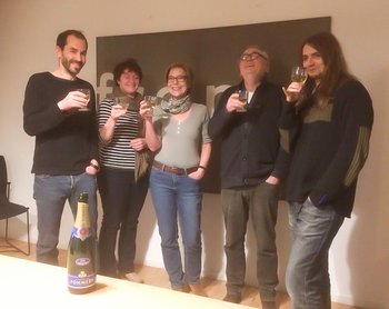 Prost! Die Redaktion stößt mit Champagner an. Foto: Kontext. 