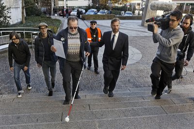 Wasserwerferopfer Dietrich Wagner auf dem Weg zum Briefkasten des Gerichts.  