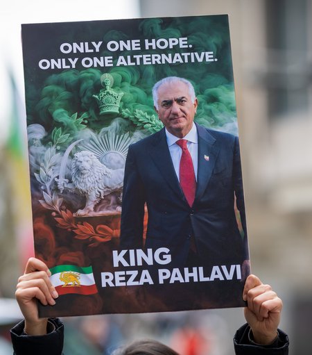 Birol unterstützt Pahlavi, weil er meint, "mit ihm kann man sich der Demokratie wenigstens nähern."