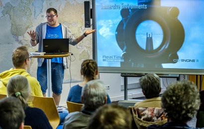 Michael Schulze von Glaßer informiert über Militärsimulationen mit Unterstützung der Videospiel-Industrie.