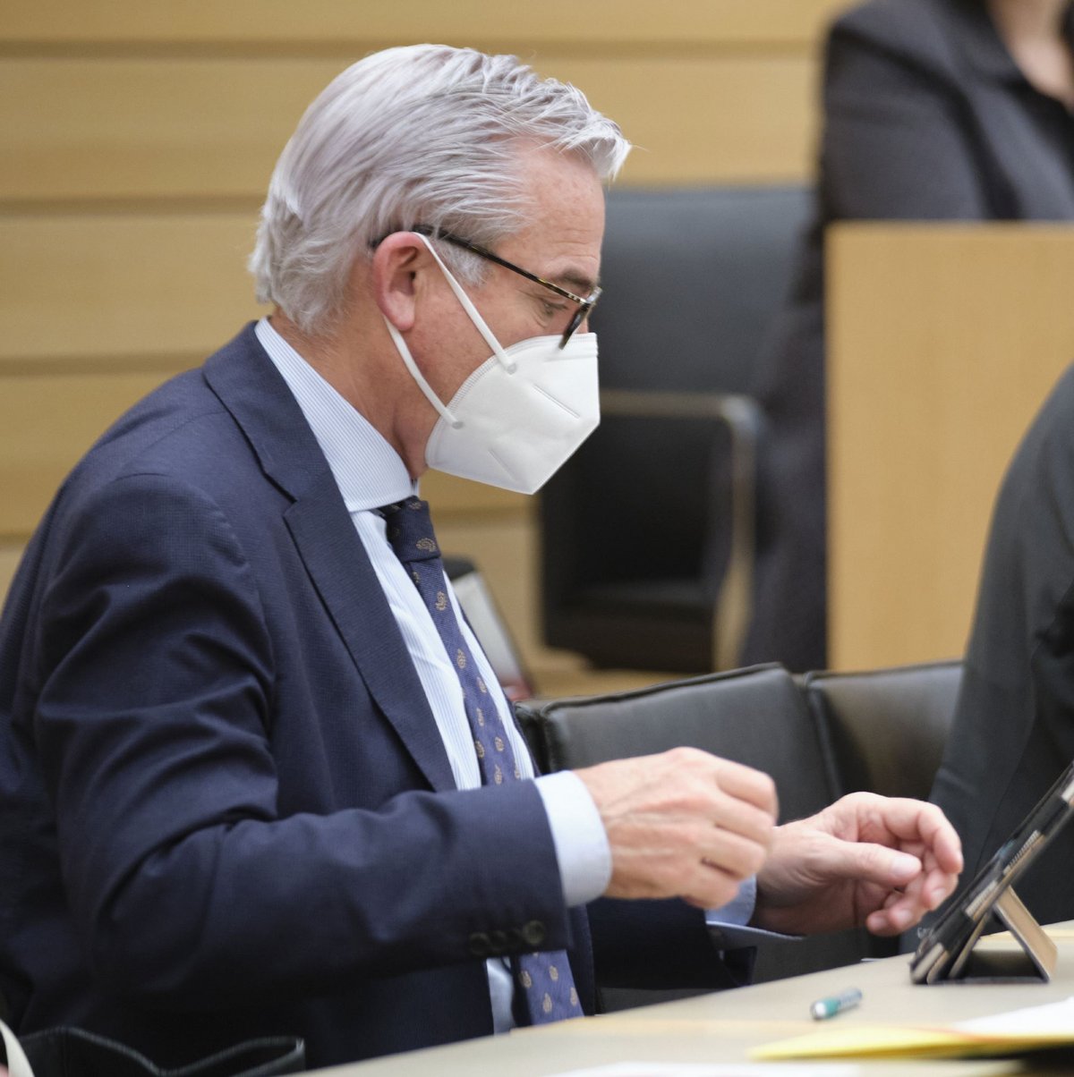 Pauline wartet: Nicht nur im Nacken kräuselt's sich. (Thomas Strobl)