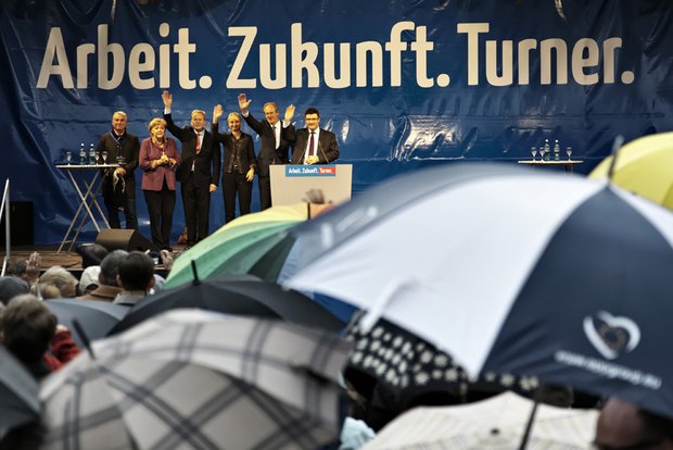 PLatzregen und Pfeifkonzert für Merkel. Foto: Martin Storz 