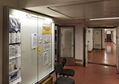 Auch unten in den Katakomben – hier durchlaufen die Künstler Maske und Requisite – herrscht Renovierungsdruck.