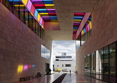 Bunte Fenster zieren das Museum Ritter in Waldenbuch.