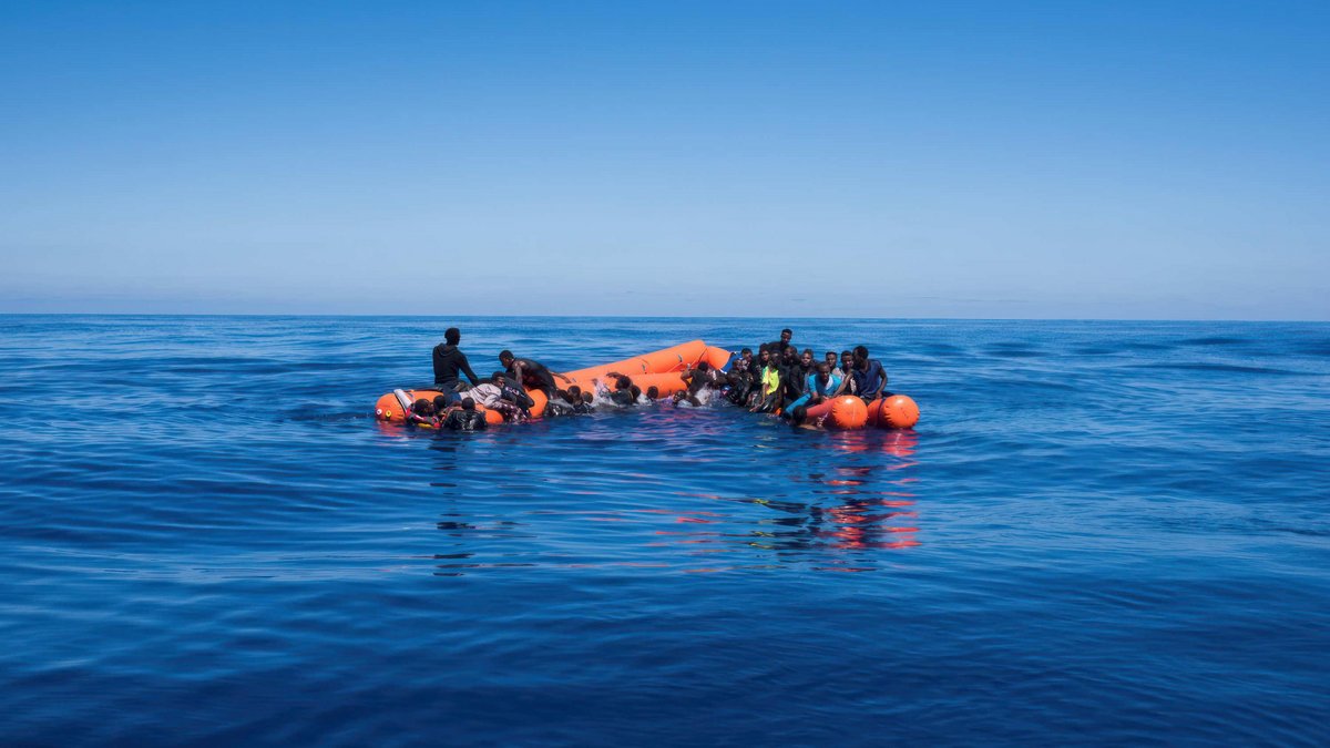 Geflüchtete klammern sich an ein Rettungsgerät, fünf von ihnen starben an jenem 25. Mai 2018. In diesem Jahr ertranken bereits 1.074 Menschen auf der Flucht im Mittelmeer. Der Asylkompromiss wird dieses Leid nicht beenden. Foto: Chris Grodotzki