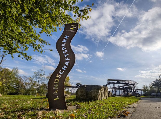 Eingang zum Travertinpark. Weil er so schützenswert und schön ist, hat ihn die Region Stuttgart zum Landschaftspark erklärt.