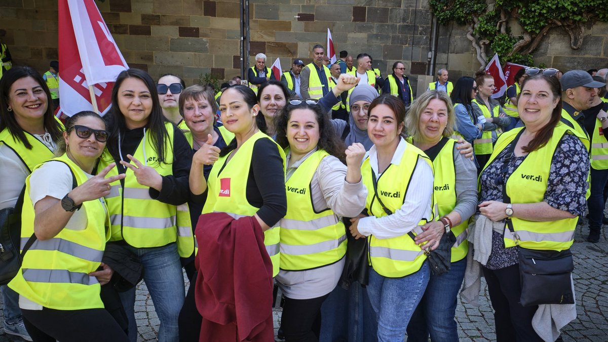 Gemeinsam stark: Melek Karadal (2.v.l.), Funda Kaya (5.v.l.) und Azra Paljewac (4.v.r.) mit Kaufland-Kolleginnen. Fotos: Joachim E. Röttgers Gemeinsam stark: Melek Karadal (2.v.l.), Funda Kaya (5.v.l.) und Azra Paljewac (4.v.r.) mit Kaufland-Kolleginnen. Fotos: Joachim E. Röttgers