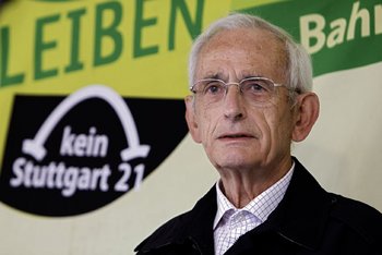 Bahnhofsvorsteher Egon Hopfenzitz wählte schwarz, grün und jetzt tiefrot. Foto: Jo E. Röttger