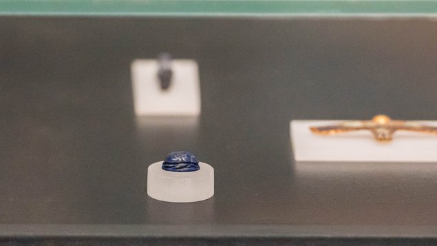 Aus Lapislazuli: Skarabäus, im alten Ägypten ein Glückskäfer.