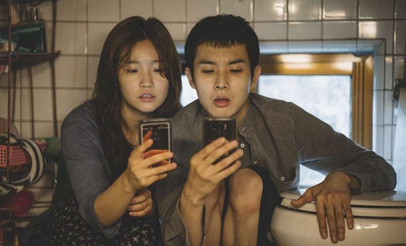 Auch die Geschwister Kim (Park So-Dam, links, und Woo-sik Choi) haben WLAN. Filmausschnitte: Koch Film