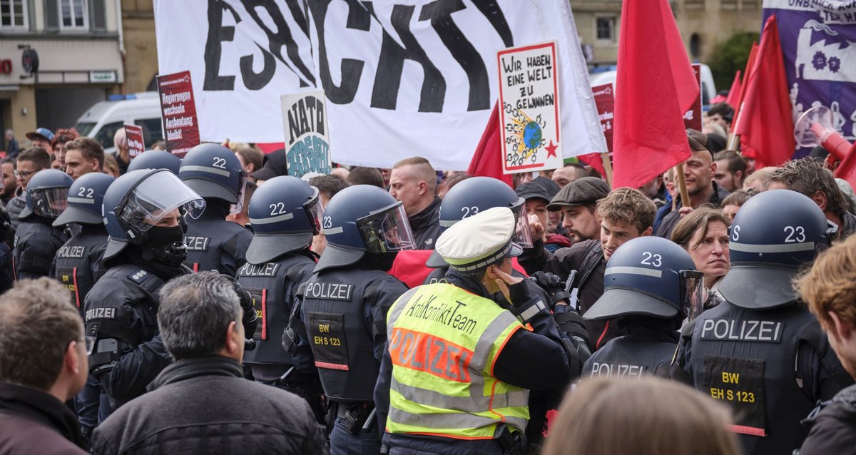 1. Mai in Stuttgart: Die Polizei stoppt den antikapitalistischen Block im Demo-Zug. Fotos: Joachim E. Röttgers