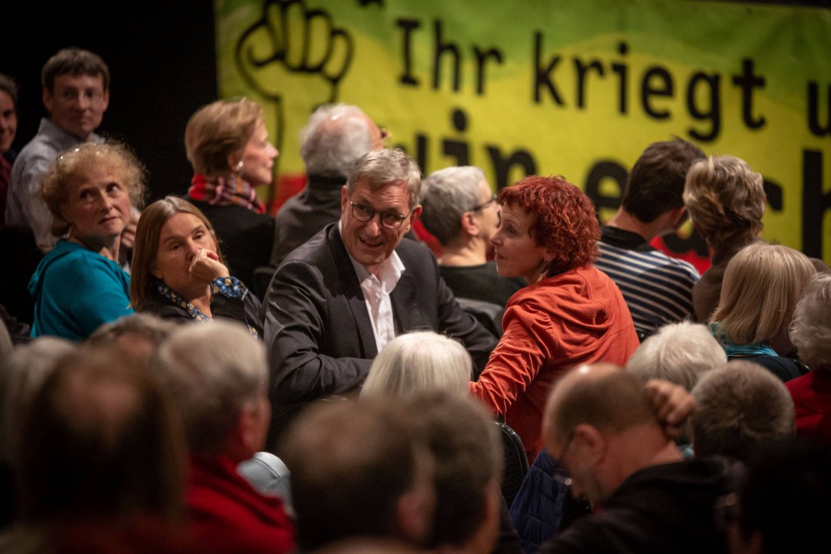 Zwar keine grünen, roten oder schwarzen Politiker im Saal, dafür tiefrote: Linken-Chef Bernd Riexinger und -Bundestagsabgeordnete Sabine Leidig.