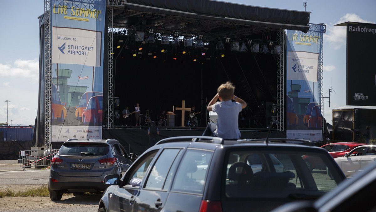 Zeit der Kontaktbeschränkungen: ein Auto-Gottesdienst unter dem Motto "Das Heilige im Blechle", am Stuttgarter Flughafen im Juni 2020. Foto: Julian Rettig