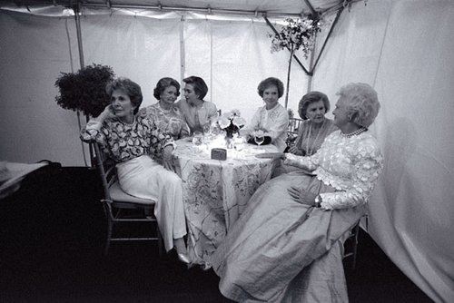 Wie Sahnehäubchen: First Ladys der USA, 1994. Nancy Reagan, Lady Bird Johnson, Hillary Clinton, Rosalynn Carter, Betty Ford, Barbara Bush (v.l.). Foto: Wikipedia, gemeinfrei Wie Sahnehäubchen: First Ladys der USA, 1994. Nancy Reagan, Lady Bird Johnson, Hillary Clinton, Rosalynn Carter, Betty Ford, Barbara Bush (v.l.). Foto: Wikipedia, gemeinfrei
