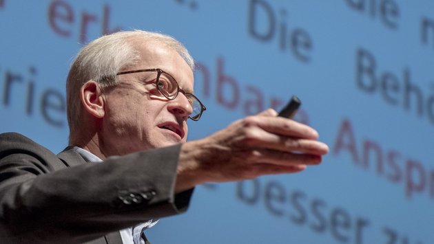 Das neue Modell führt in die falsche Richtung, meint Hans-Jürgen Urban vom IG-Metall-Bundesvorstand und beharrt auf Mindestsicherung und Arbeitgeberhaftung.