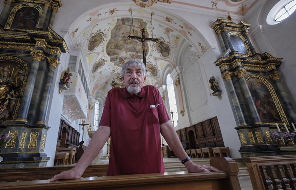 Durch die Stadtpfarrkirche St. Peter und Paul führt Rolf Müller.