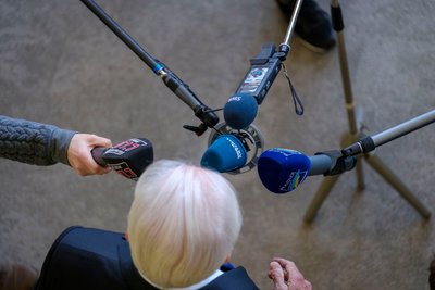 Zwei, drei, vier. Ist nur ein einziger Reporter da, fehlt ...