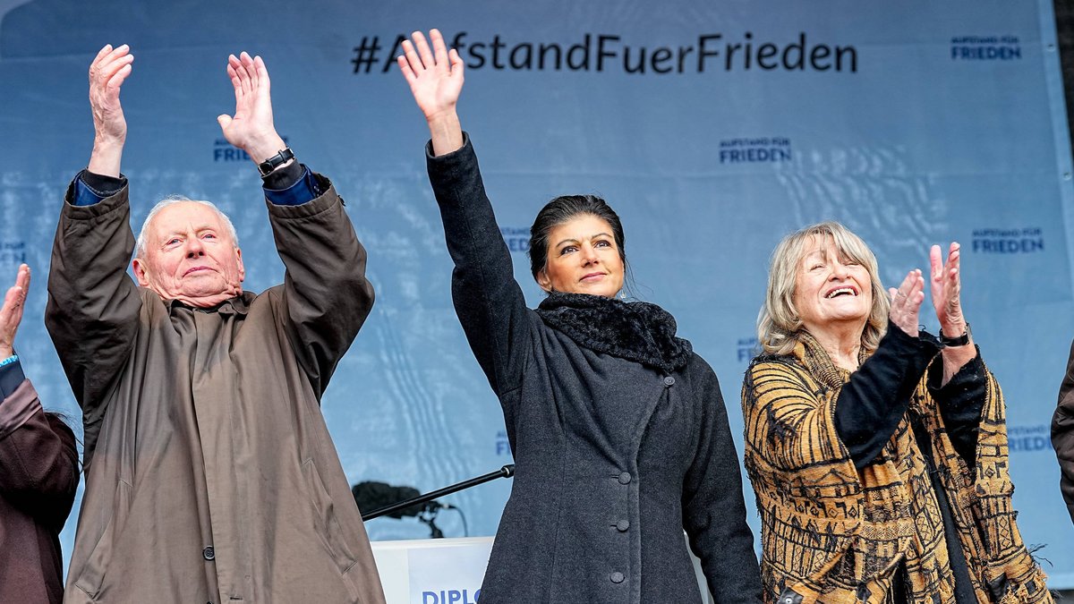 Alice Schwarzer, Sahra Wagenknecht und Oskar Lafontaine (von rechts) bei der Kundgebung "Aufstand für den Frieden" am 25. Februar 2023 in Berlin. Foto: picture alliance, Marc Vorwerk/Sulupress.de