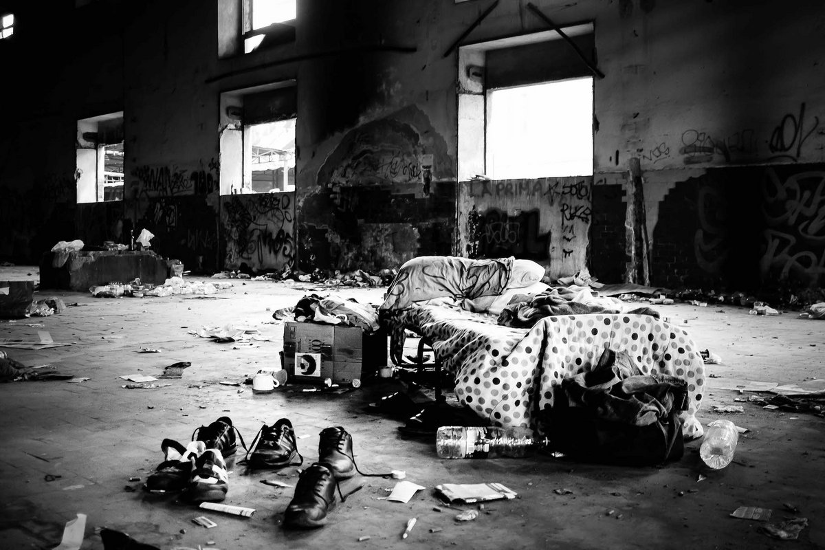 'Jeder Mensch hat das Recht auf einen Lebensstandard, der seine und seiner Familie Gesundheit und Wohl gewährleistet' (Artikel 25); in einer verlassenen Fabrikhalle auf Sizilien. 