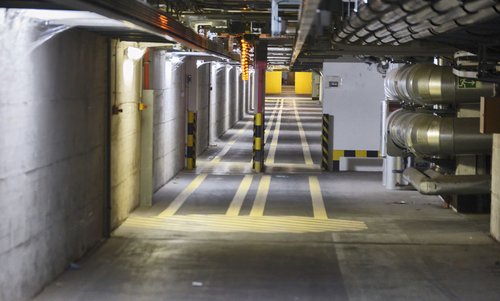 Hier versorgt normalerweise eine Art Schwebebahn die Klinik. Hier versorgt normalerweise eine Art Schwebebahn die Klinik.