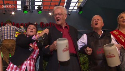 Zum Festauftakt schunkelt Sonja Faber-Schrecklein mit MP Kretschmann und OB Kuhn. Screenshot: SWR Fernsehen BW, Landesschau Aktuell, 23.9.2016