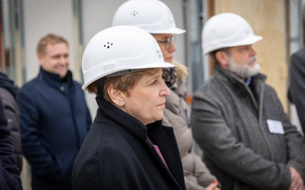 Trotz Bauhelm: Ministerin Nicole Razavi hat die schlechteste Wohnungsbaubilanz seit 50 Jahren. Foto: Julian Rettig Trotz Bauhelm: Ministerin Nicole Razavi hat die schlechteste Wohnungsbaubilanz seit 50 Jahren. Foto: Julian Rettig