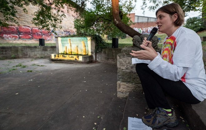 Lucia Graf befragt das Orakel.