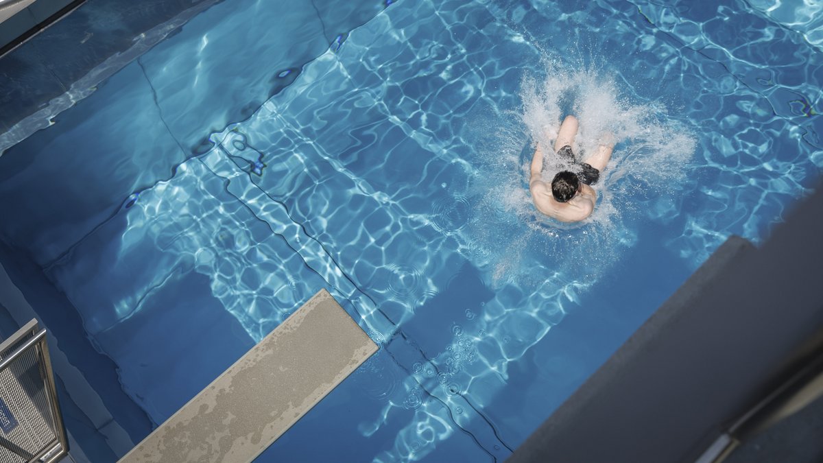 Rein ins Nass per Arschbombe.