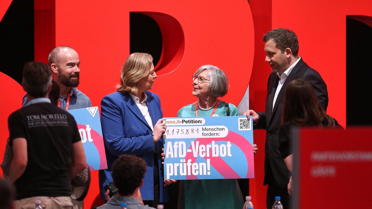 SPD-Spitze und Parteitagsdelegierte waren sich in dieser Sache einig: Die AfD soll verboten werden. Foto: picture alliance/ dts-Agentur