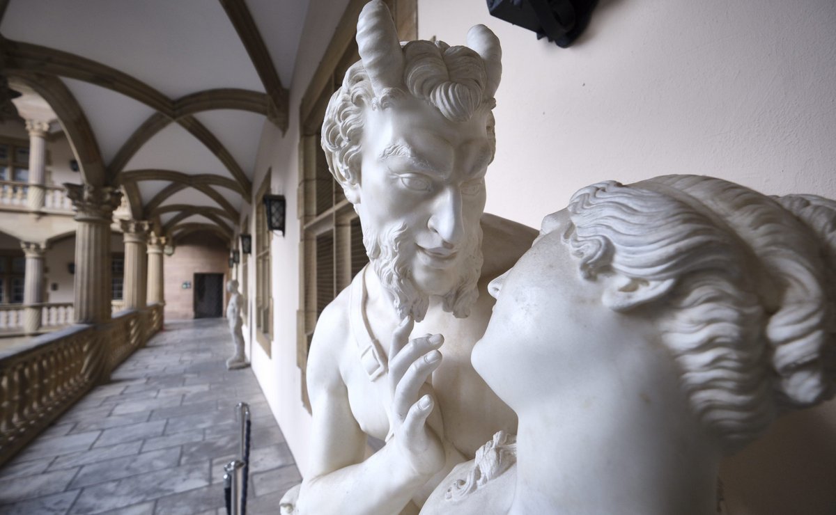 Jupiter als lüsterner Ziegenbock – die ganze Skulptur zeigt ein Klick auf den Pfeil. Fotos: Joachim E. Röttgers