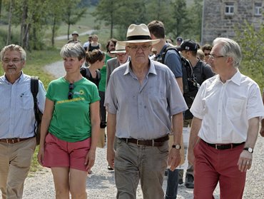 Landesvater auf Wahlwanderschaft im Grünen.