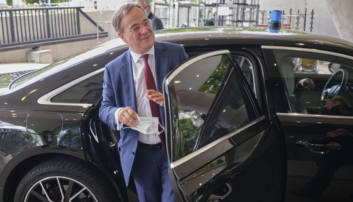 Ob im Kofferraum die Entfesselungspakete für die Wirtschaft liegen? Armin Laschets vergnügte Ankunft bei Südwestmetall. Foto: Joachim E. Röttgers Ob im Kofferraum die Entfesselungspakete für die Wirtschaft liegen? Armin Laschets vergnügte Ankunft bei Südwestmetall. Foto: Joachim E. Röttgers