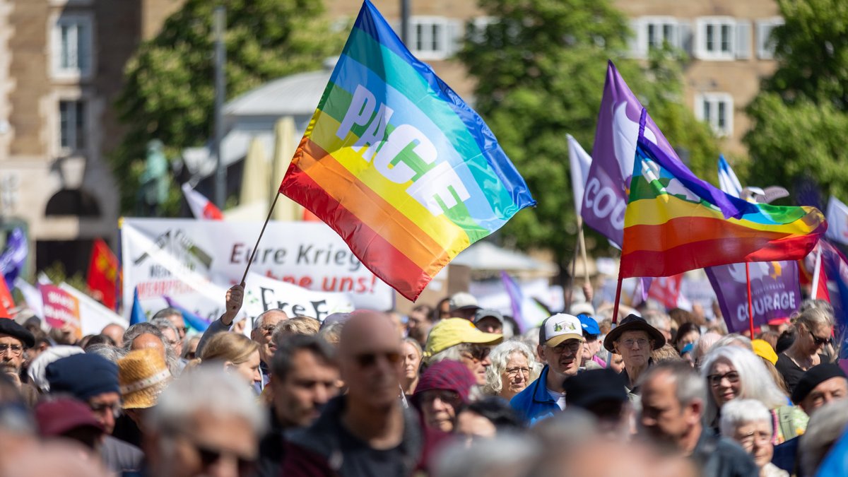 Ostermarsch in Stuttgart: 4.500 Menschen beteiligten sich laut Veranstalter-Angaben. Fotos: Julian Rettig