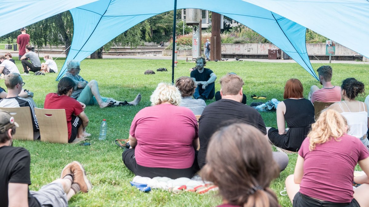 Stadtrat Hannes Rockenbauch erzählt, was so alles auf kommunaler Ebene entschieden wird. Stadtrat Hannes Rockenbauch erzählt, was so alles auf kommunaler Ebene entschieden wird.