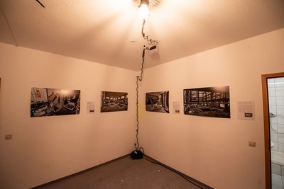 Ein Zimmer der geplanten Pension wird zur Fotoausstellung.