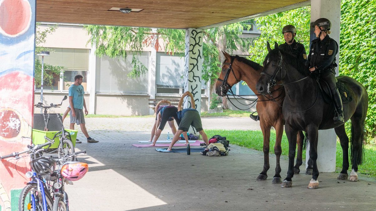 Yoga unter Polizeischutz.